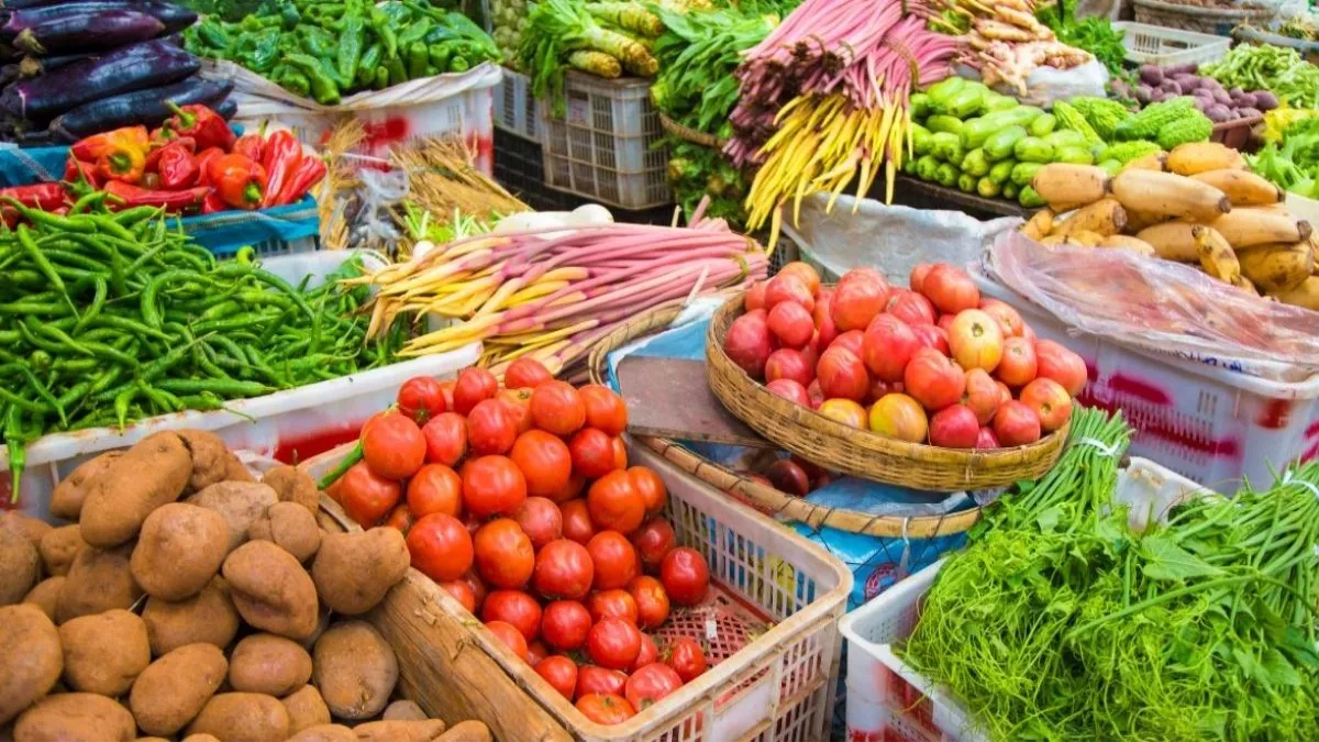 UP Vegetable Prices: हरी सब्जियों के 'भाव' बढ़े, 120 रुपये किलो पहुंचा परवल