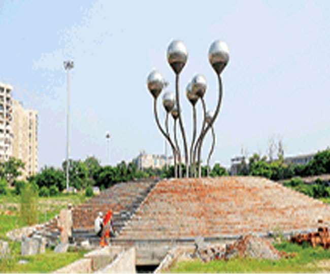 biggest water fountain of the Delhi will soon be seen near the AIIMS  roundabout work started again