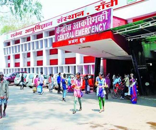 RIMS Ranchi: जमीन बेच मां के इलाज में लगा दिया ढाई लाख, रिम्स लाने पर पर्ची पर लिखा- नो बेड