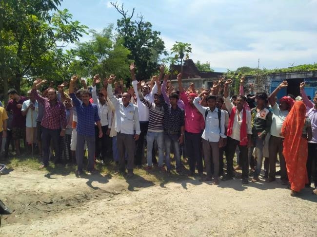 हत्या के आरोपितों की गिरफ्तारी के लिए ग्रामीणों का प्रदर्शन
