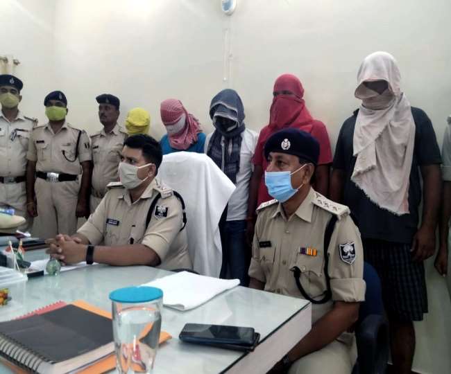 गिरफ्तार सिपाहियों के साथ जानकारी देते एसपी आशीष भारती। जागरण।