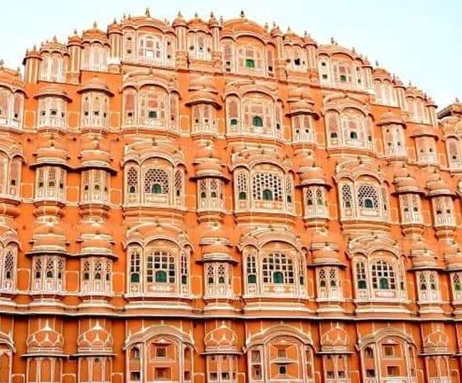 हवा महल की तरह ही कल्याणपुर में बन रहा मां दुर्गा का पंडाल।