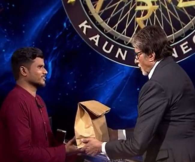 केबीसी 13 के कंटेस्टेंट आकाश वाघमारे और अमिताभ बच्चन, तस्वीर- Instagram: sonytvofficial
