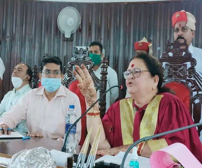 कानपुर नगर निगम सदन में सत्र को संबोधित करतीं महापौर प्रमिला पांडेय।