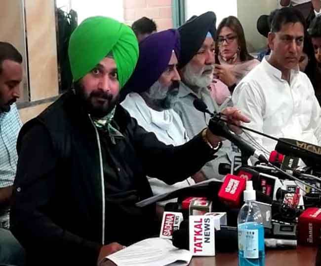 पंजाब कांग्रेस के अध्यक्ष नवजोत सिंह सिद्धू चंडीगढ़ में पत्रकारों से बात करते हुए। (जागरण)
