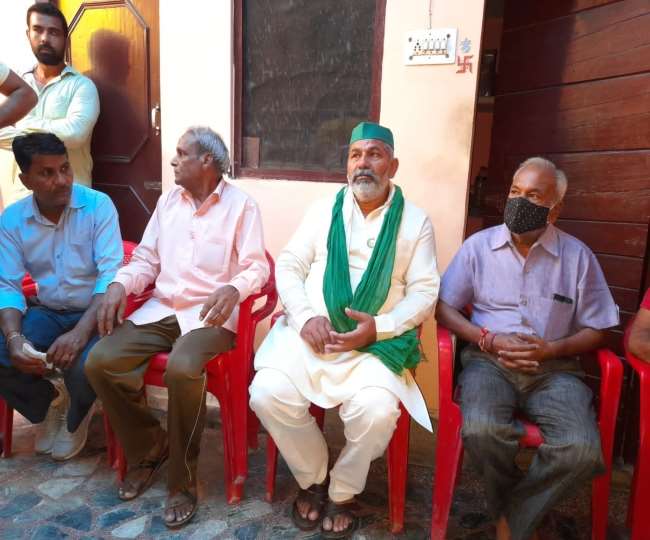 शहीद के घर पहुंचे राकेश टिकैत ने कहा भाजपा पार्टी के चचा जान हैं