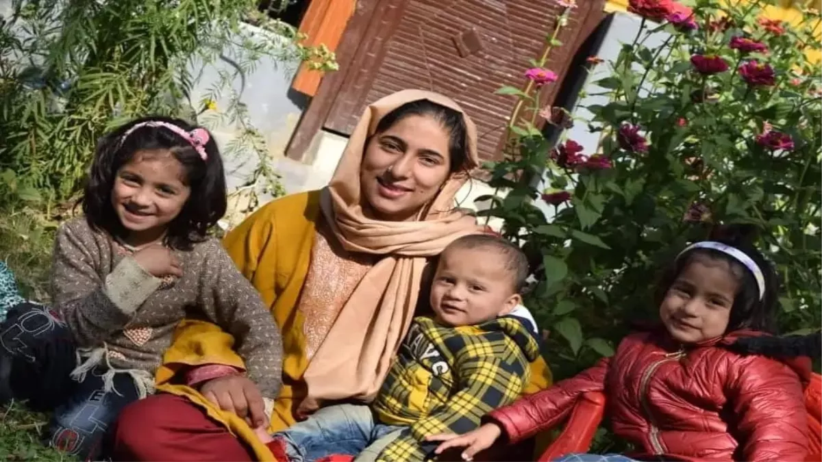 Kashmir Supermom की दसवीं : 10 साल चूल्हा चौका तक सिमटी रही जिंदगी, अब कदम आगे बढ़ाए तो नजीर बन गई