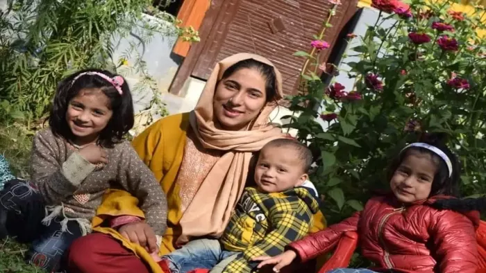 अपने तीन बच्चों के साथ कुपवाड़ा के गांव निवासी सबरीना। उसने दसवीं में 93 प्रतिशत से अधिक अंक हासिल किए।