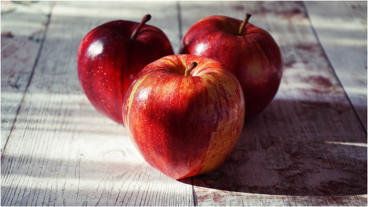 Apple Side Effects: क्या आपको भी सेब बेहद पसंद हैं? तो जान लें ज़्यादा खाने से क्या नुकसान होते हैं - Vimarsana News