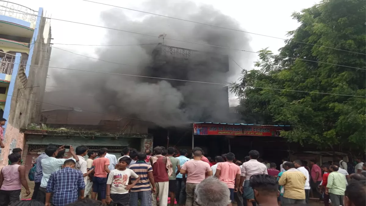 Fire In Bhadohi : कपड़े की दुकान और गोदाम में लगी भीषण आग में लाखों की कीमत का कपड़ा खाक