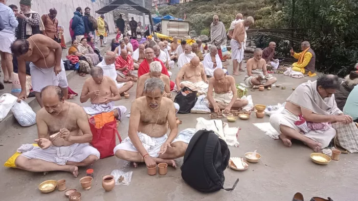 Pitru Paksha 2022:बदरीनाथ के ब्रह्मकपाल तीर्थ में पिंडदान के लिए देश विदेश से हिंदू धर्म के लोग आते थे।