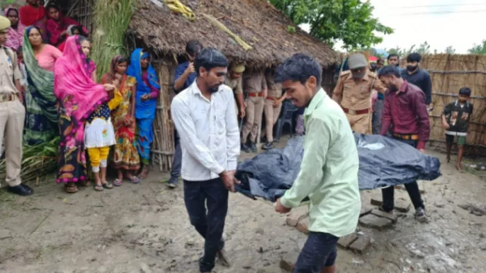 Lakhimpur Case: गांव पहुंचे सगी बहनों के शव।