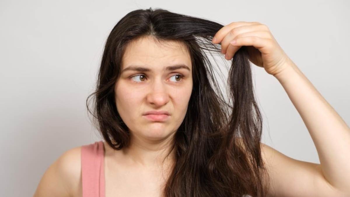 Hair Care: इन गलतियों की वजह से शैंपू के बाद भी बाल नजर आते हैं ऑयली - Vimarsana News