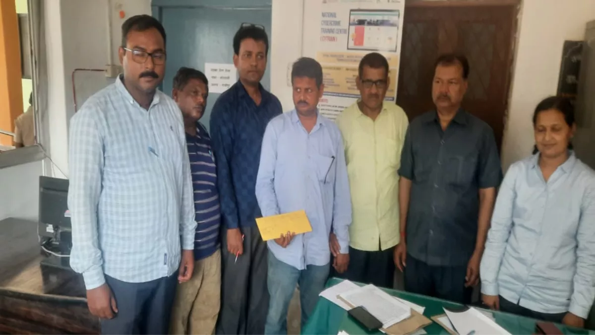 गाजीपुर में चकबंदी लेखपाल रिश्वत लेते रंगे हाथ धराया, वाराणसी एंटी करप्शन की टीम ने किया गिरफ्तार