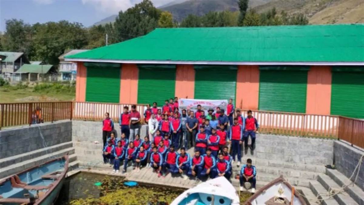 कश्मीर में नौसेना का प्रशिक्षण केंद्र 33 साल बाद फिर बहाल, मानसबल झील में एनसीसी के 100 कैडेट ले रहे प्रशिक्षण - Vimarsana News