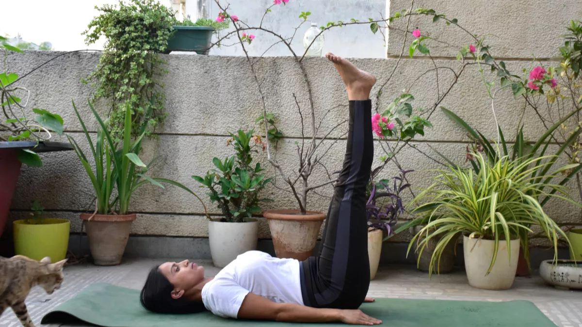 International Yoga Day: ऑफिस हो या घर, कहीं भी कर सकेंगे शरीर में दर्द और  अकड़न को दूर करने वाले ये 5 योगासन | International yoga day 2022 office  yoga poses to