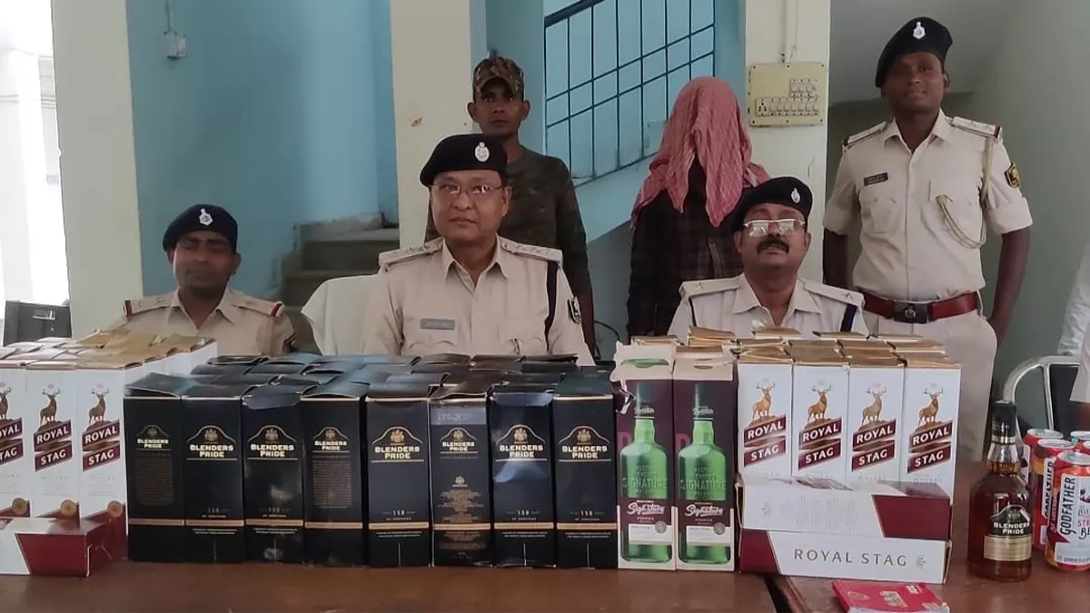 बिहार : लग्जरी कार से 11 बोतल अंग्रेजी शराब बरामद, जमुई, देवघर और समस्तीपुर का मामला