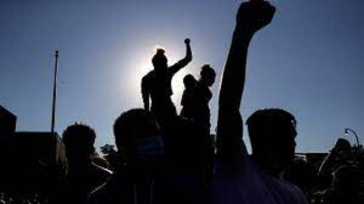 जींद के गांव पेगां में अध्यापकों के तबादले के बाद तीन पद हुए खाली, छात्राओं ने स्कूल गेट पर जड़ा ताला - Vimarsana News