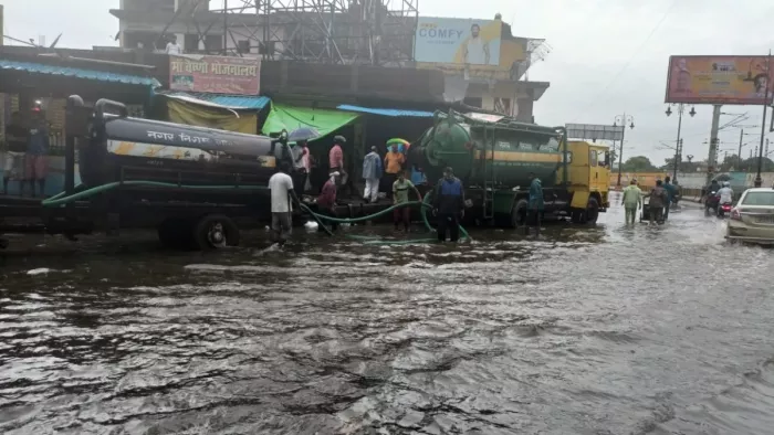 गोरखपुर के मोहल्लों में लगा बारिश का पानी। - जागरण