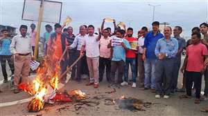 कांग्रेस व उत्तराखंड क्रांति दल से जुड़े स्थानीय ग्रामीणों ने सरकार का पुतला फूंका।