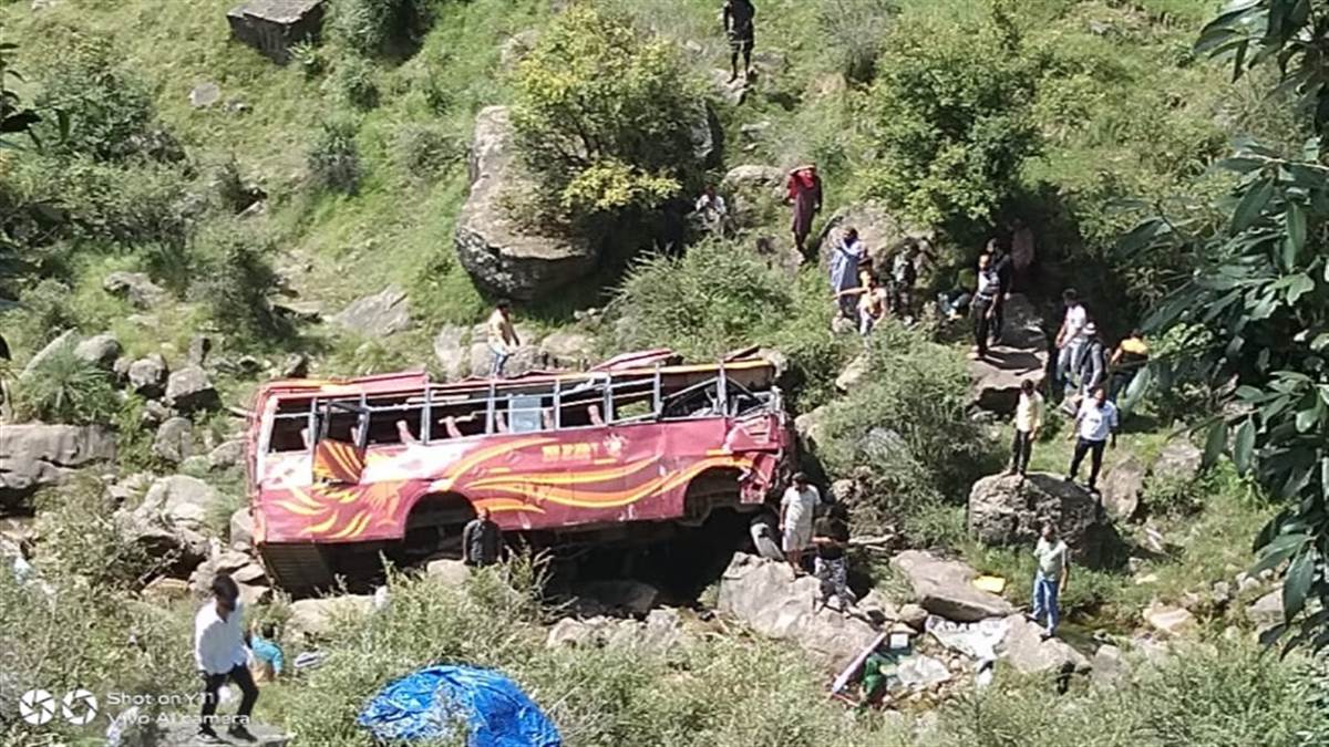 Jammu Kashmir: चौबीस घंटे में दूसरा बड़ा सड़क हादसा, राजौरी सड़क दुर्घटना में 8 की मौत, दो दिनों में अब तक 20 की जान गई - Vimarsana News