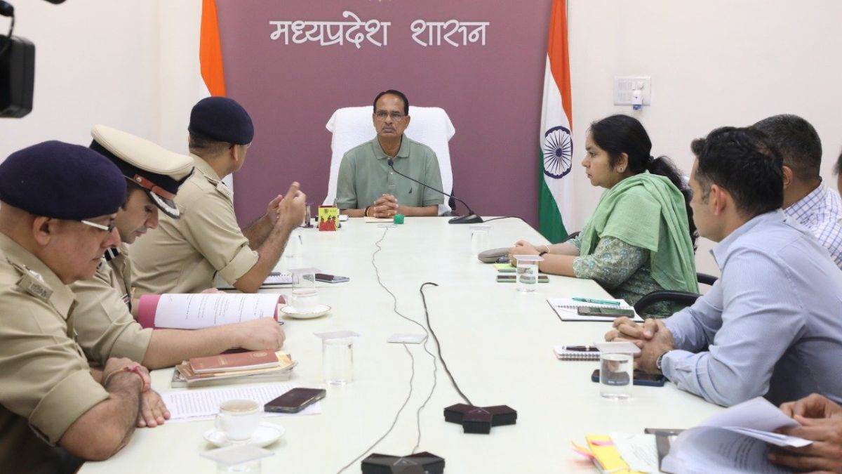 MP News: शिवराज सिंह ने बुलाई बैठक, 'स्‍कूल बस में बच्‍ची के साथ दुष्‍कर्म', दोषियों के खिलाफ सख्‍त कार्रवाई के निर्देश - Vimarsana News