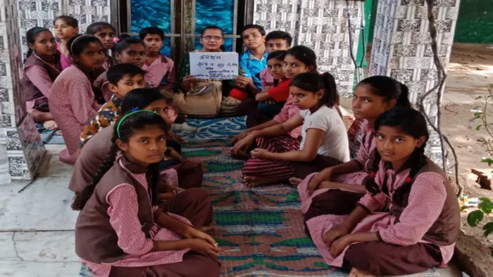 Agra News: सीडीओ से नोंकझोक के बाद फेसबुक लाइव करतीं शिक्षिका एवं छात्राएं।