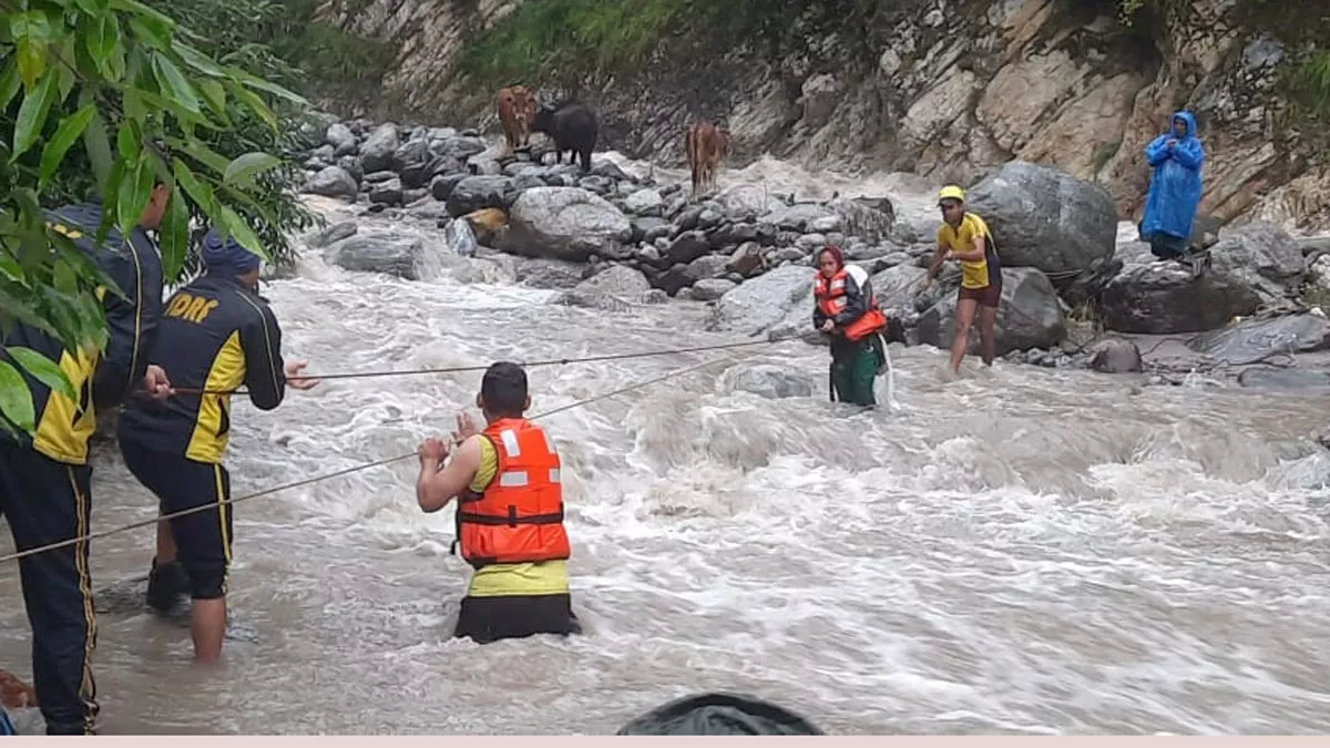 यमुना नदी के टापू में फंसी दो महिलाएं, SDRF ने किया रेस्क्यू, पशु लेने गई थी नदी पार, अचानक बढ़ गया जलस्‍तर
