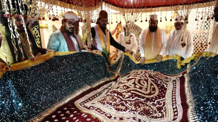 गद्दीनशीं सैयद शाह इंतखाब आलम शहबाजी की अध्यक्षता में हुआ जलसा।