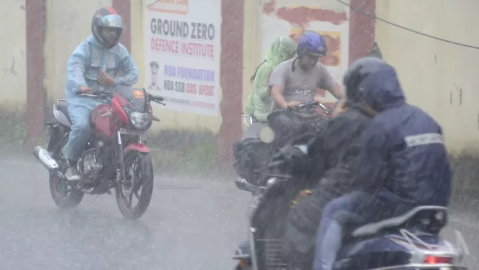 Uttarakhand Weather: उत्तराखंड में मौसम ने करवट बदल ली है।