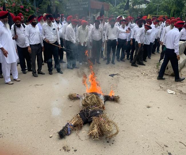 Ex serviceman scroched by fire during burning effigy of cm Bahgwant Mann In  Ludhiana Punjab - लुधियाना में सीएम भगवंत मान का पुतला फूंकने आया पूर्व  सैनिक आग लगने से झुलसा, बड़ा
