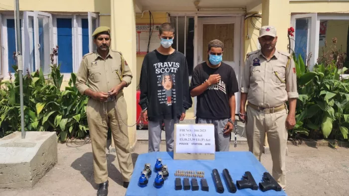 सुरक्षाबलों के द्वारा बारामुला में पकड़ गए दो आतंकवादी