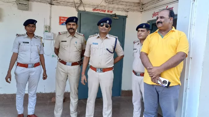 घटना की जानकारी देते एसडीपीओ राजेश कुमार। जागरण