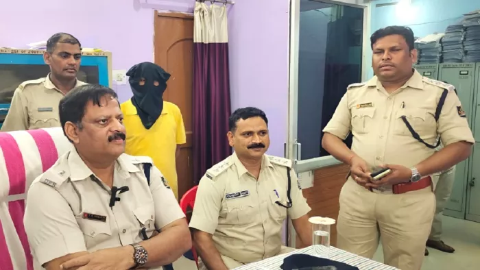 फोटो : बरगढ़ पुलिस की गिरफ्त में शीला का हत्यारोपी।