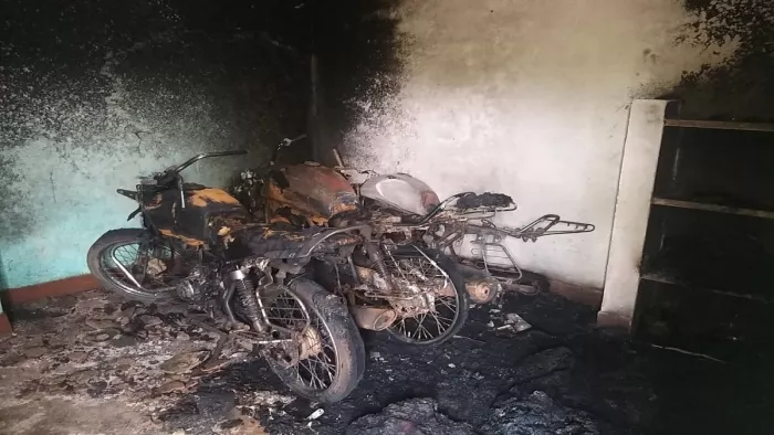 कमरे में लगी आग को बुझाने के बाद का नजारा।