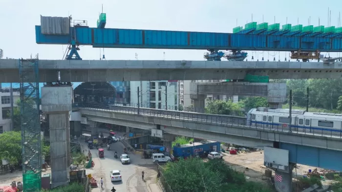 न्यू अशोक नगर मेट्रो स्टेशन पर बड़ी संख्या में यात्री नोएडा से आते हैं।