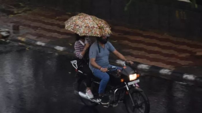 दिल्ली-NCR में तेज हवा के साथ बारिश शुरू।