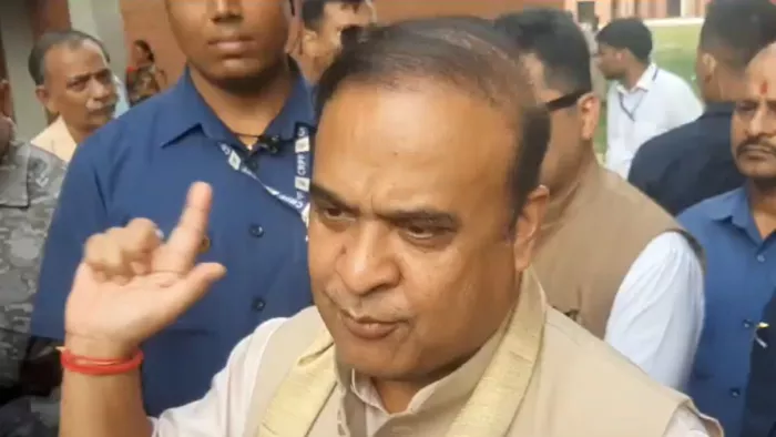 बिहार में पत्रकारों से बातचीत करते असम सीएम हिमंत बिस्वा सरमा।
