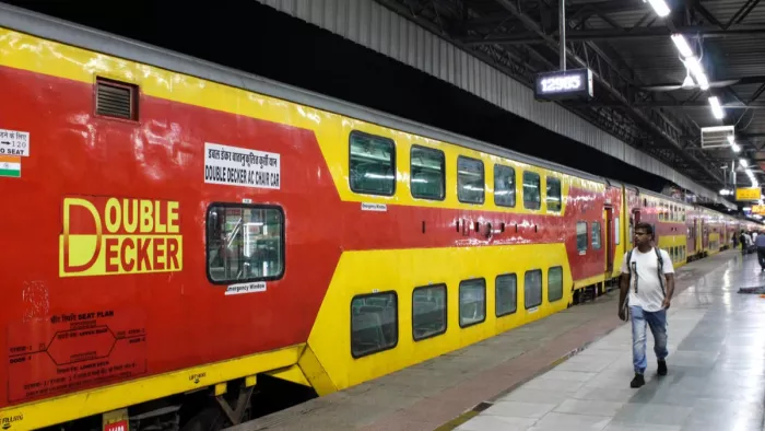 दिल्ली से जयपुर जा रही एसी डबल डेकर एक्सप्रेस के पहियों में लगी आग (india rail info)