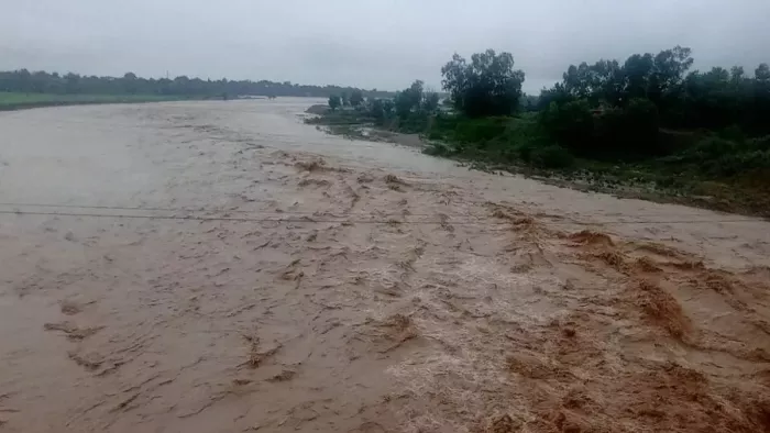 अचानक बाढ़ आने से जम्मू-राजौरी हाईवे पर बही पुलिया (फाइल फोटो)