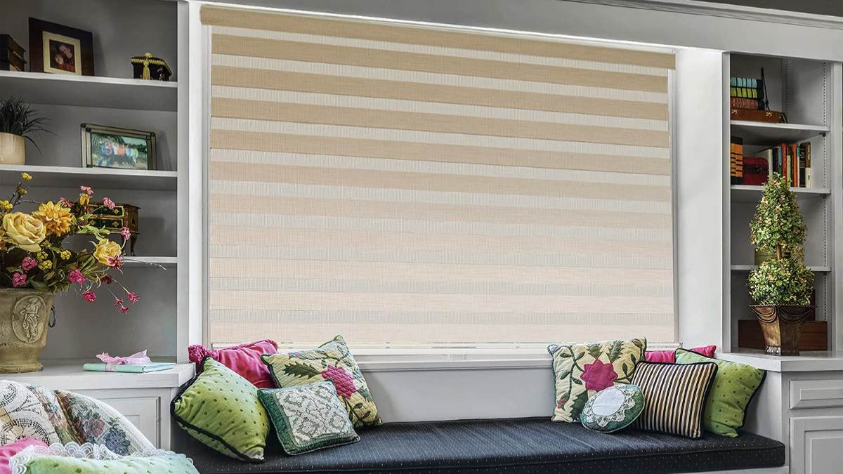 बेडरूम की प्राइवेसी को मेंटेन रखेंगे ये Roller Blinds For Window, आते हैं अट्रैक्टिव कलरऔर डिजाइन संग