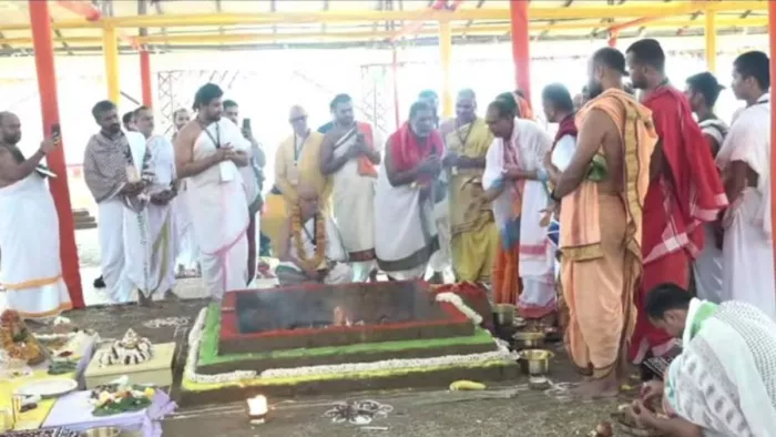 मुख्यमंत्री शिवराज सिंह चौहान अपनी पत्नी साधना सिंह के साथ ओंकारेश्वर पहुंचे (जागरण फोटो)