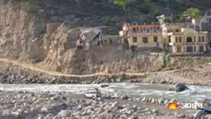 ग्रामीणों ने विजयनगर-पठाली धार-बसुकेदार मोटरमार्ग को शीघ्र सुचारु करने को लेकर जिला कार्यालय का किया घेराव