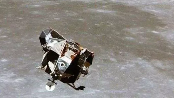 चंद्रयान-1 डेटा से पता चलता है कि पृथ्वी से इलेक्ट्रॉन चंद्रमा पर पानी बना रहे हैं