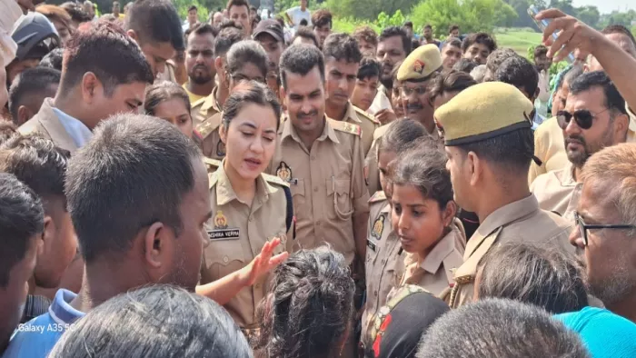 रोपितों पर कार्रवाई की मांग को लेकर हंगामा करते लोग। इनसेट में मृतक। जागरण