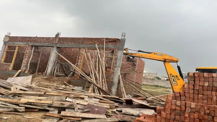 फरीदाबाद नगर निगम ने मवई गांव के पास कॉलोनी में 20 से अधिक अवैध निर्माण को ढहा दिया।