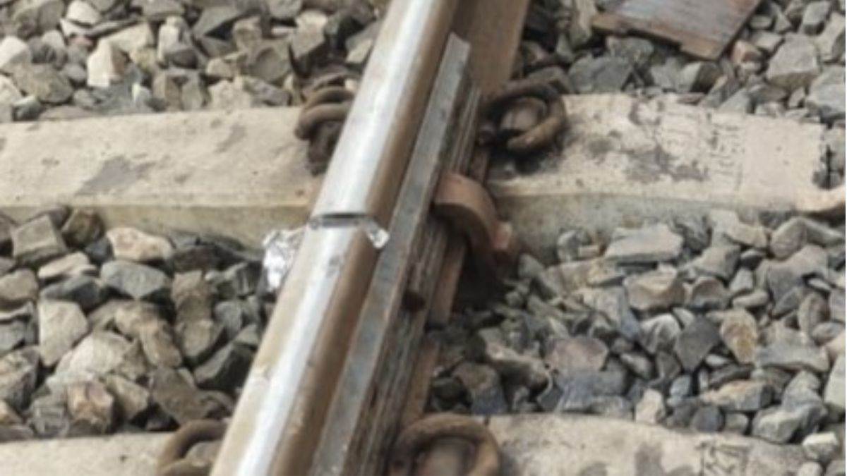 https://www.jagranimages.com/images/newimg/15092024/15_09_2024-_broken_rail_track_23797420.jpg