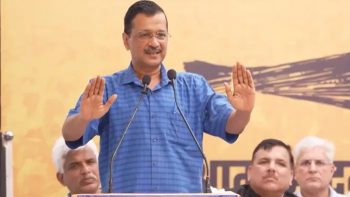 आप कार्यालय में कार्यकर्ताओं को संबोधित करते सीएम केजरीवाल।