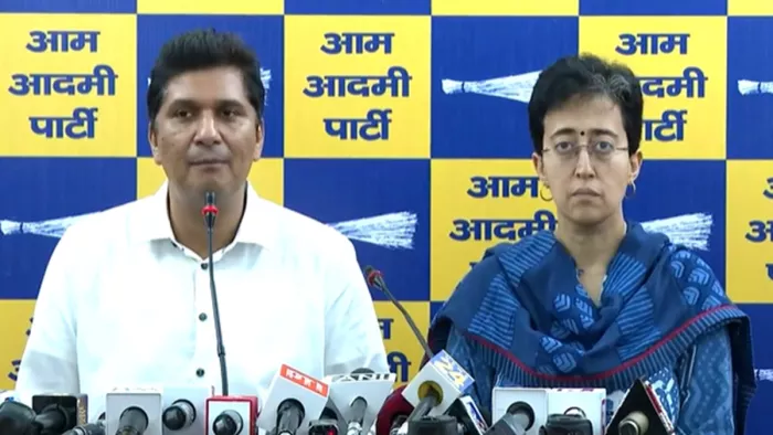 प्रेस कॉन्फ्रेंस करते सौरभ भारद्वाज और आतिशी।