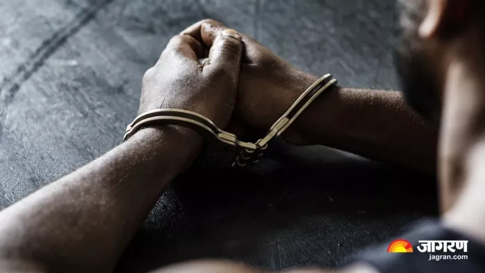 आरोपी के मोबाइल से साथियों व संपर्क की खोजबीन जारी है।